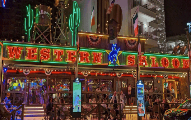 A group of friends enjoying drinks on Levante Beach after a day of Benidorm golf.
